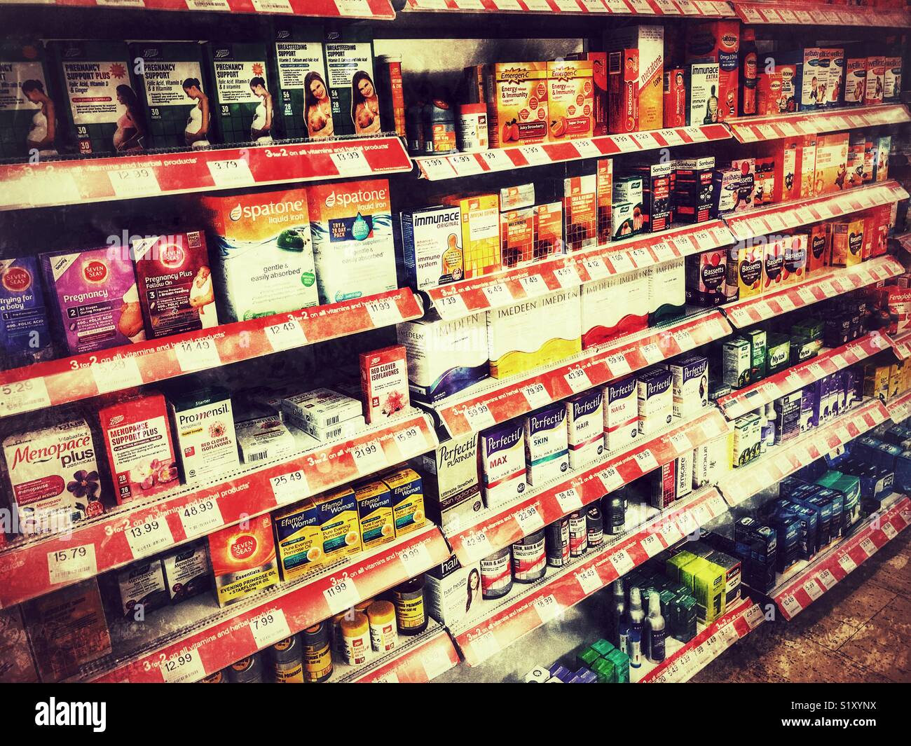 Boots the Chemist, intérieur, bien approvisionné avec une variété de médicaments en vente libre Banque D'Images