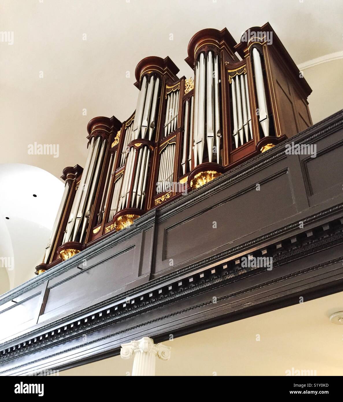 Grand orgue dans la chapelle St Paul, New York City, USA - Image de stock capturée avec un smartphone
