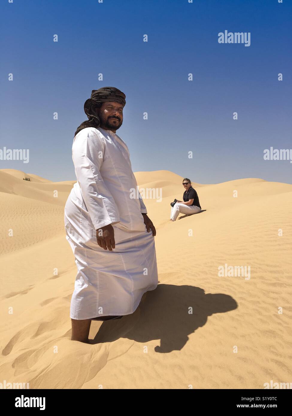 Guide omanais et touristique sur les dunes de sable du désert, Dhofar, Oman - Image de stock capturée avec un smartphone