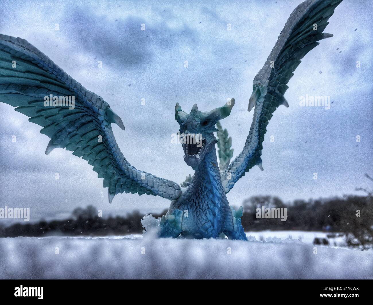 La Chasse Au Dragon De Glace Dans Un Paysage Enneige Photo Stock Alamy