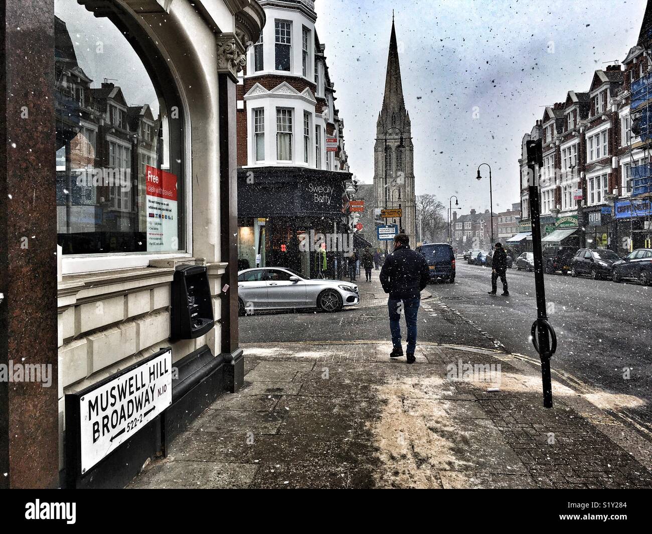 Muswell Hill Broadway dans la neige, en Angleterre Banque D'Images