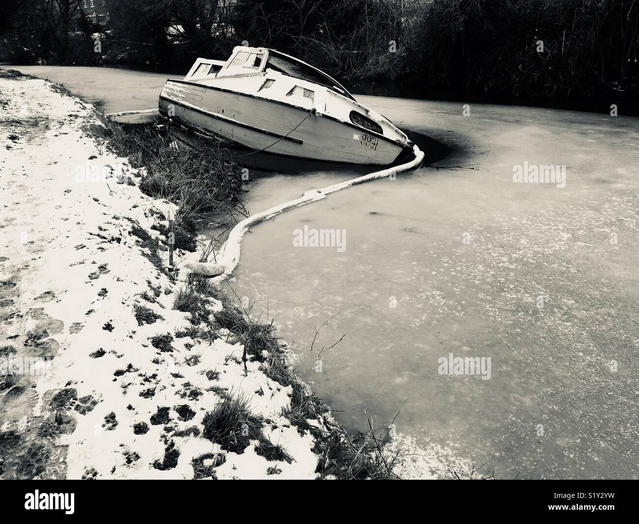 Un bateau qui a chuté de plus et congelé dans la glace sur la rivière - Image de stock capturée avec un smartphone