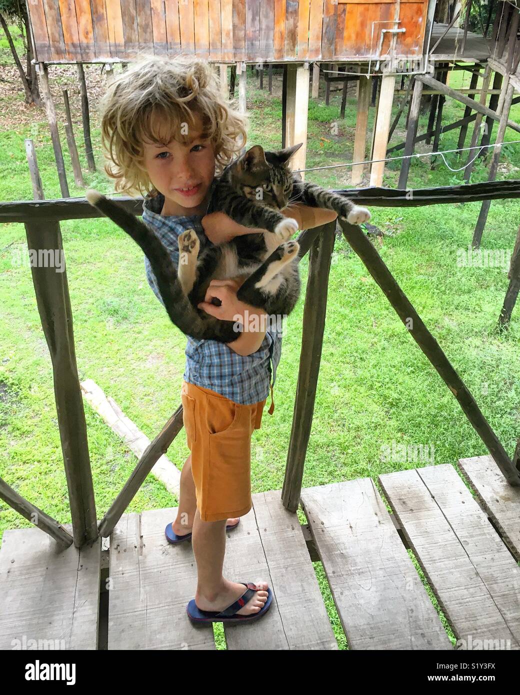 Boy holding a cat Banque D'Images