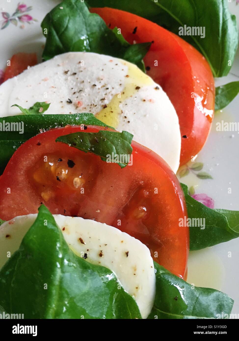 Fromage mozzarella frais, tomate et basilic salade est habillé à l'huile d'olive - Image de stock capturée avec un smartphone