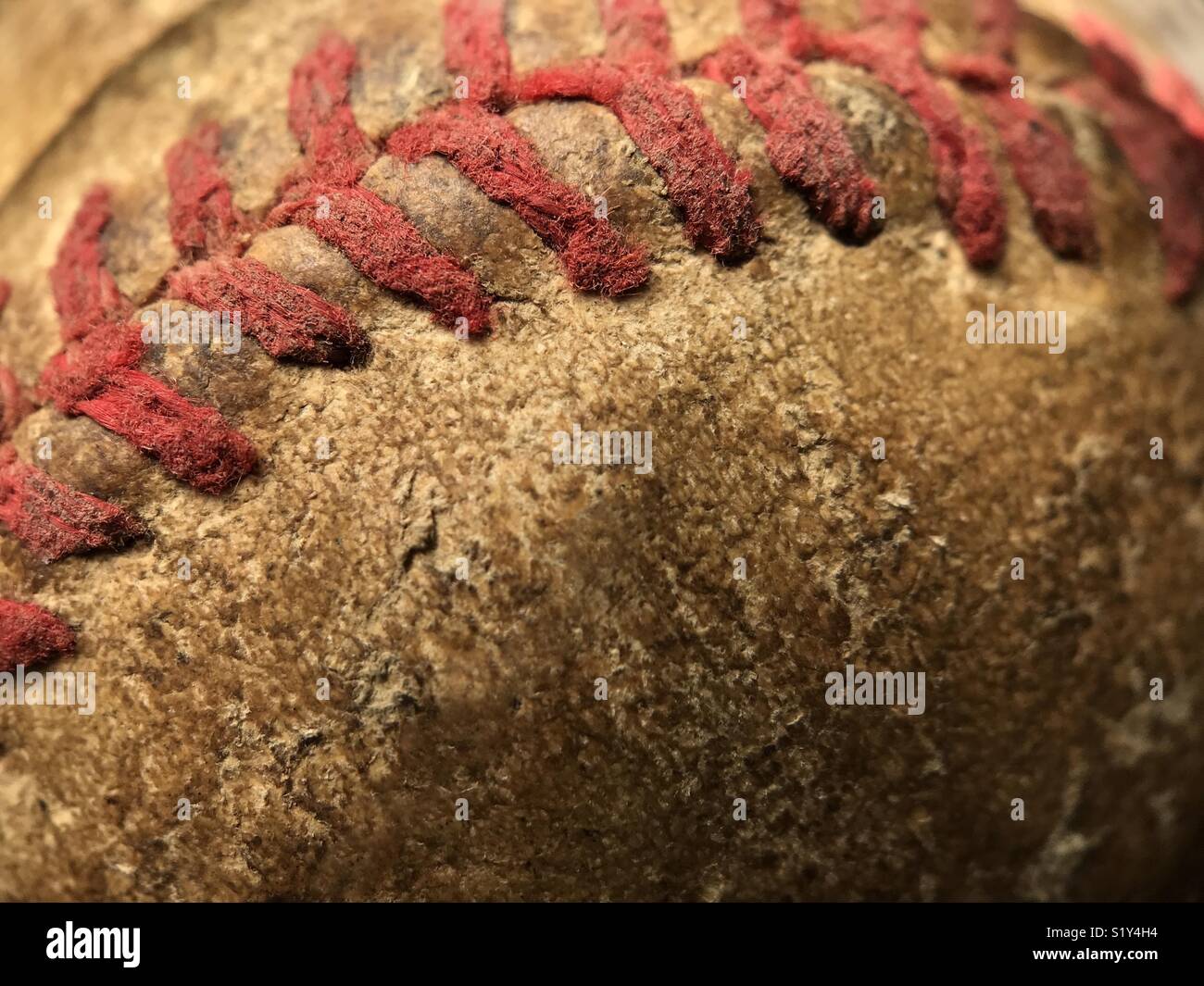 Vue macro des surpiqûres rouges sur un vieux, usé d'un match de baseball balle avec prix pour copyspace Banque D'Images