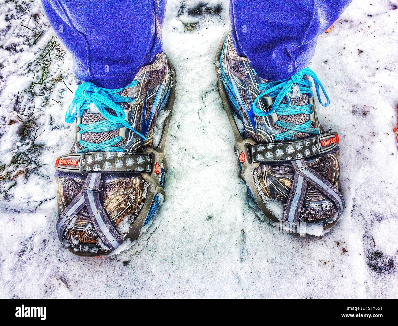 Les crampons et les bobines attachées à des chaussures de course de fournir la traction dans la neige et la glace Banque D'Images
