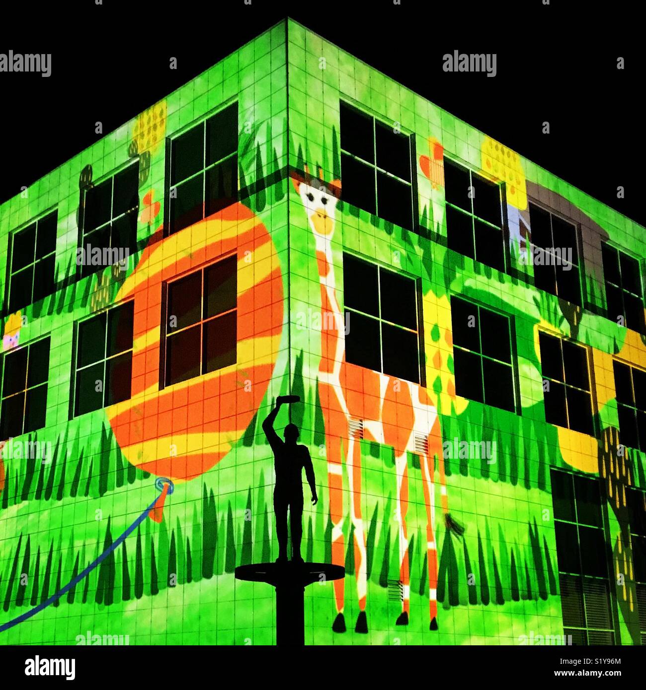 Canberra éclairer projections lumineuses éclairant Questacon - Image de stock capturée avec un smartphone