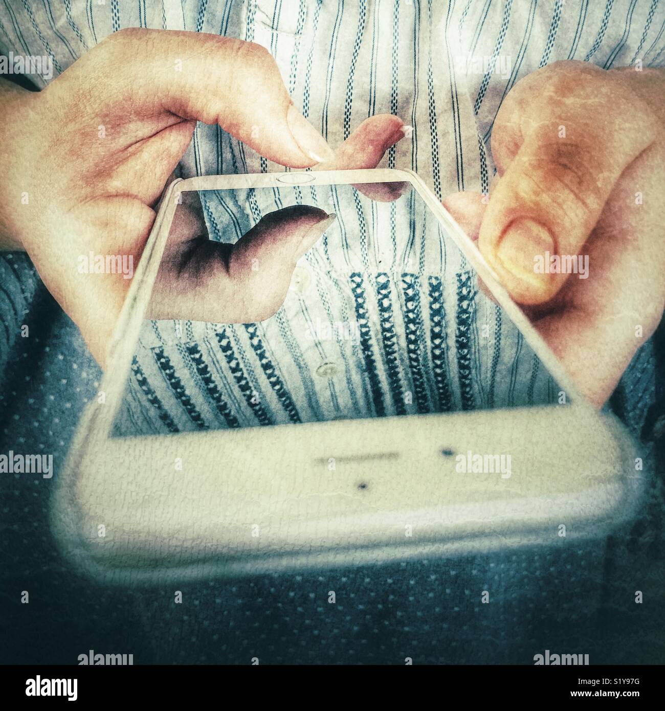 Millennial woman using mobile phone - Image de stock capturée avec un smartphone