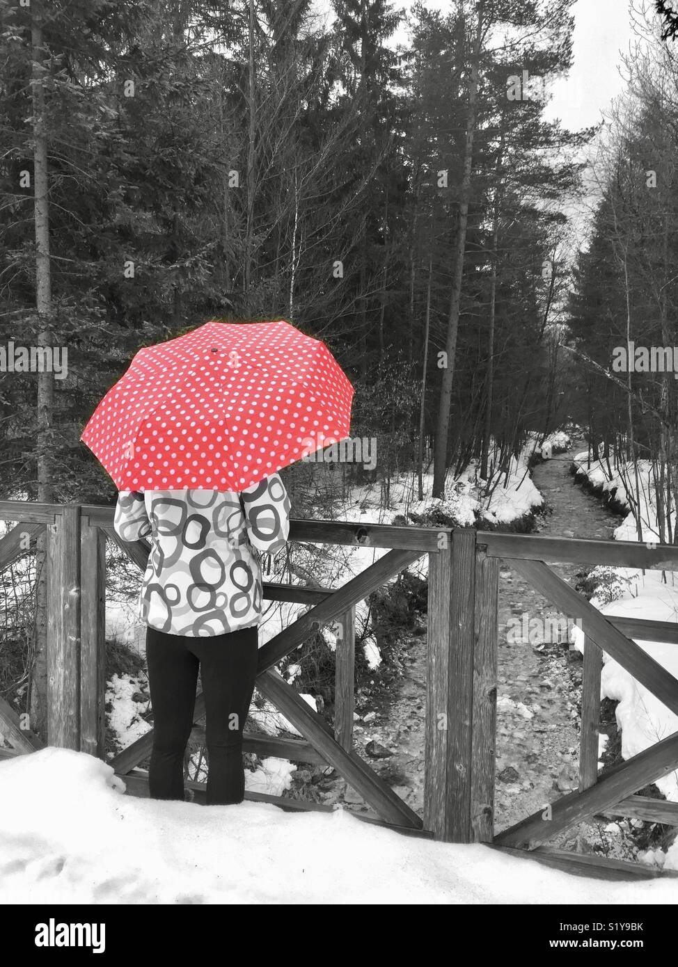 Jour de pluie à pied,Fille avec parapluie rouge à l'eau dans le noir et blanc Banque D'Images