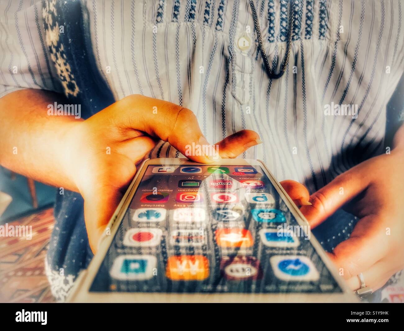 En utilisant la technologie femme millénaire - Image de stock capturée avec un smartphone