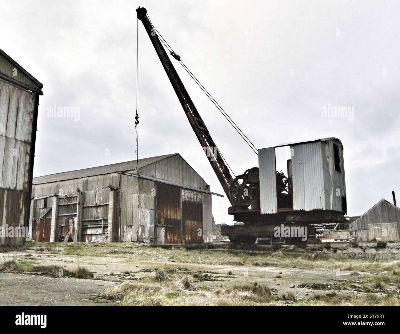 Entrepôts à l'abandon et de grue en ville écossaise. - Image de stock capturée avec un smartphone