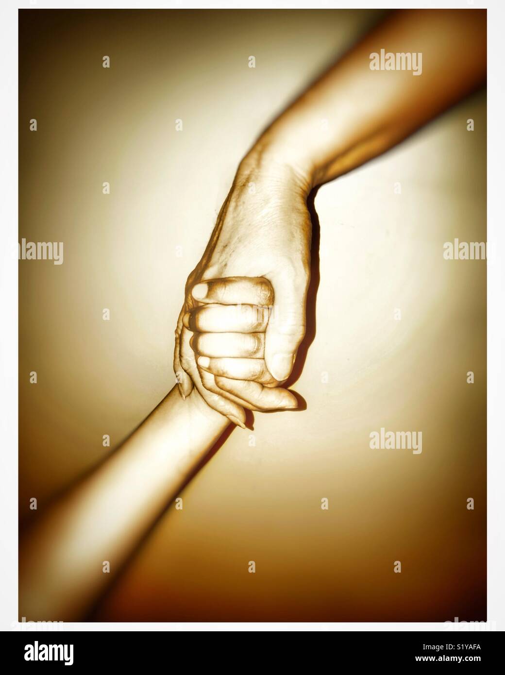 Maintenant les mains. - Image de stock capturée avec un smartphone