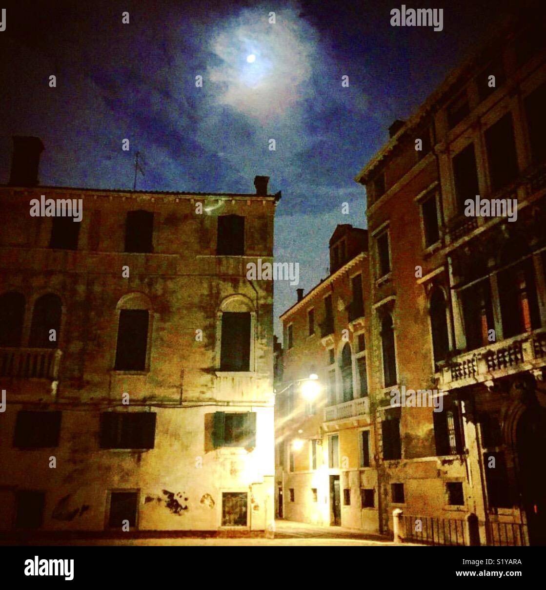 Clair de lune à Campo Sant Anzolo nuit à Venise Italie Banque D'Images