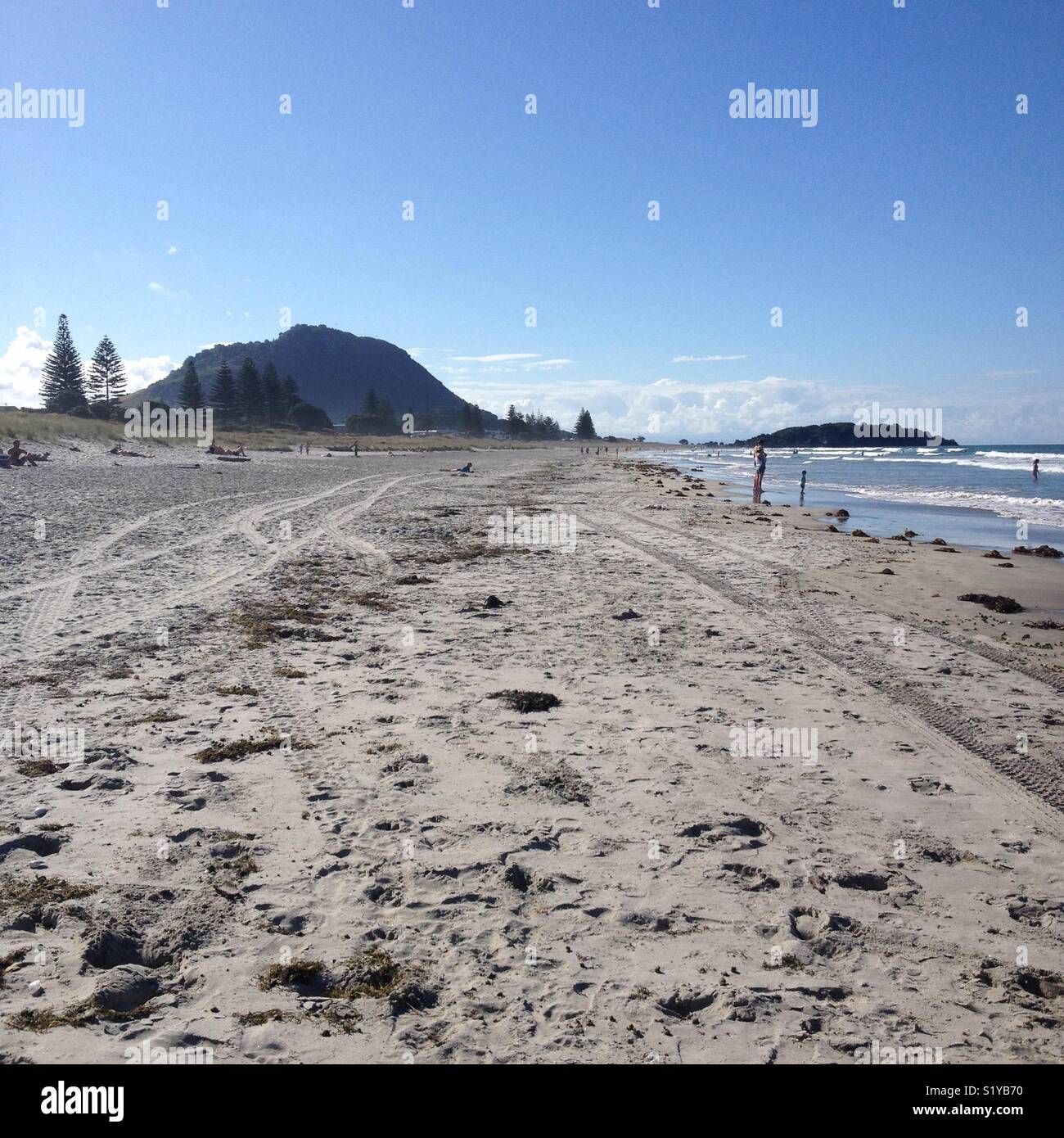 Le cône du volcan dormant à la fin de la plage de Mount Maunganui Banque D'Images