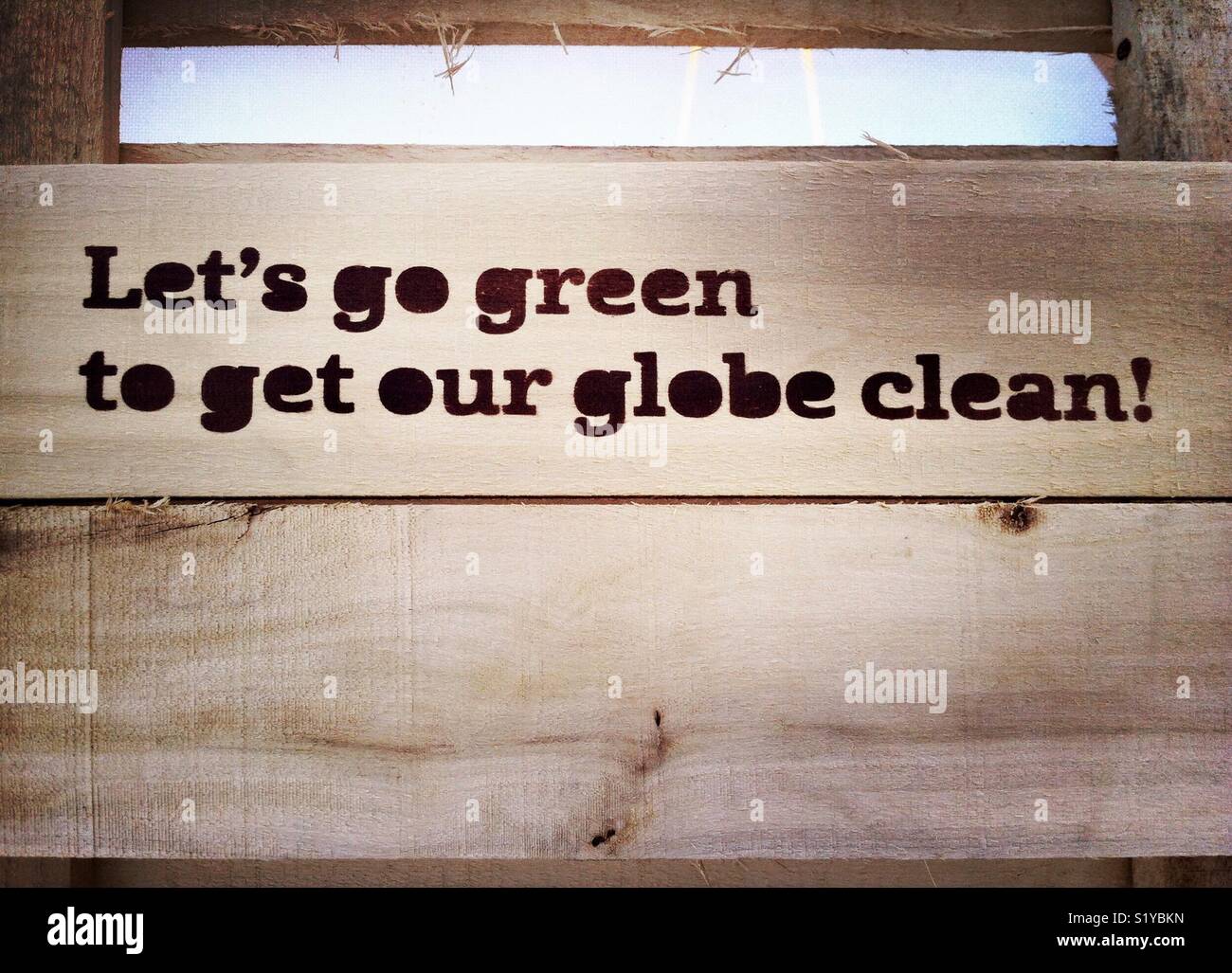 Let's go green pour obtenir notre propre globe message sur fond de bois Banque D'Images