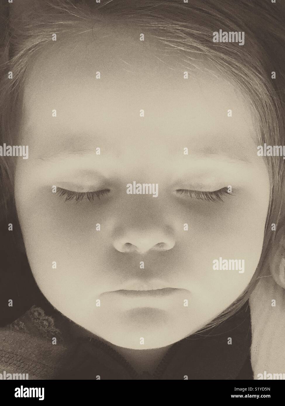 Grenu, chaud, noir et blanc closeup portrait de dormir 2 ans face Banque D'Images