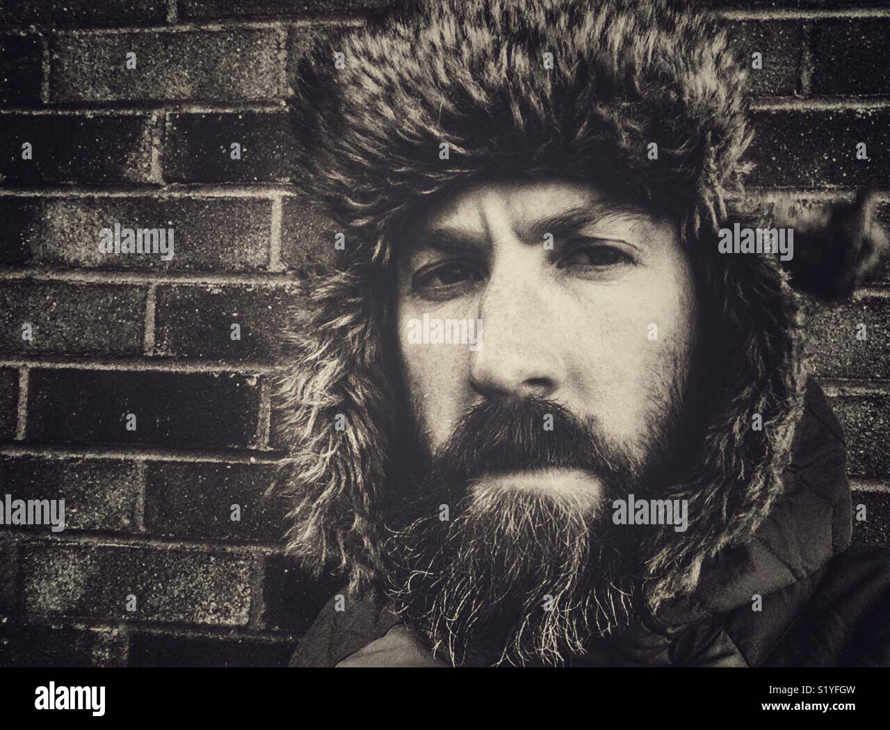 Homme barbu en habit d'hiver. Banque D'Images