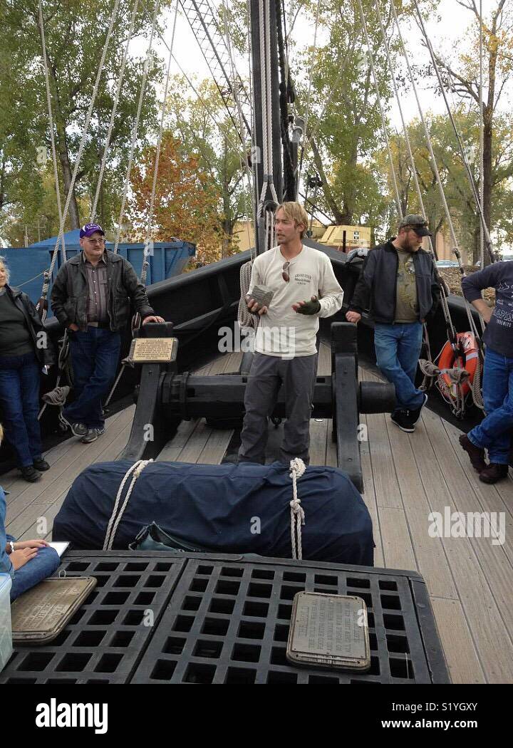 Les touristes écouter un exposé éducatif sur le pont d'une reproduction de Christophe Colomb à La Niña. Banque D'Images