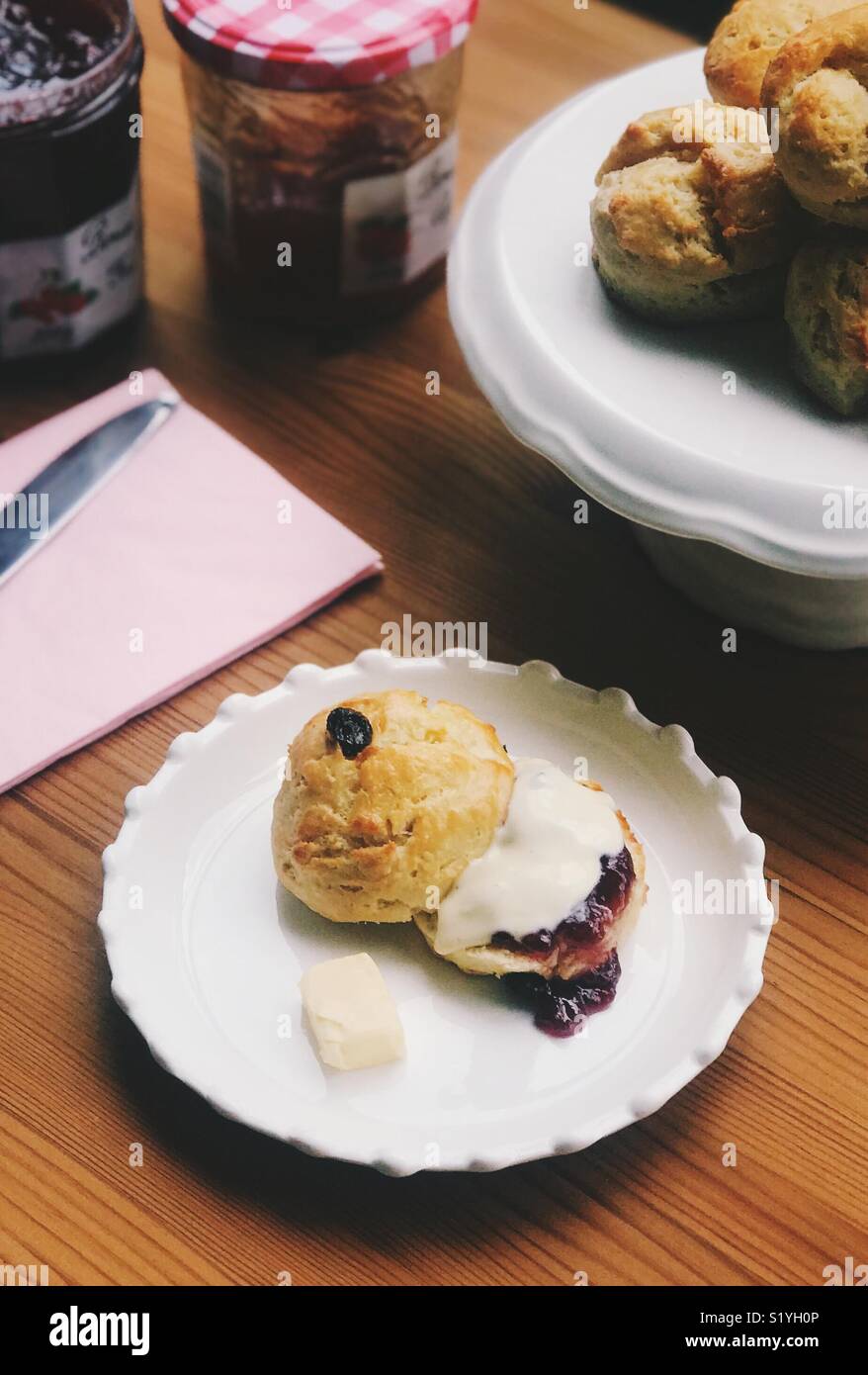 Des scones et de la confiture Banque D'Images