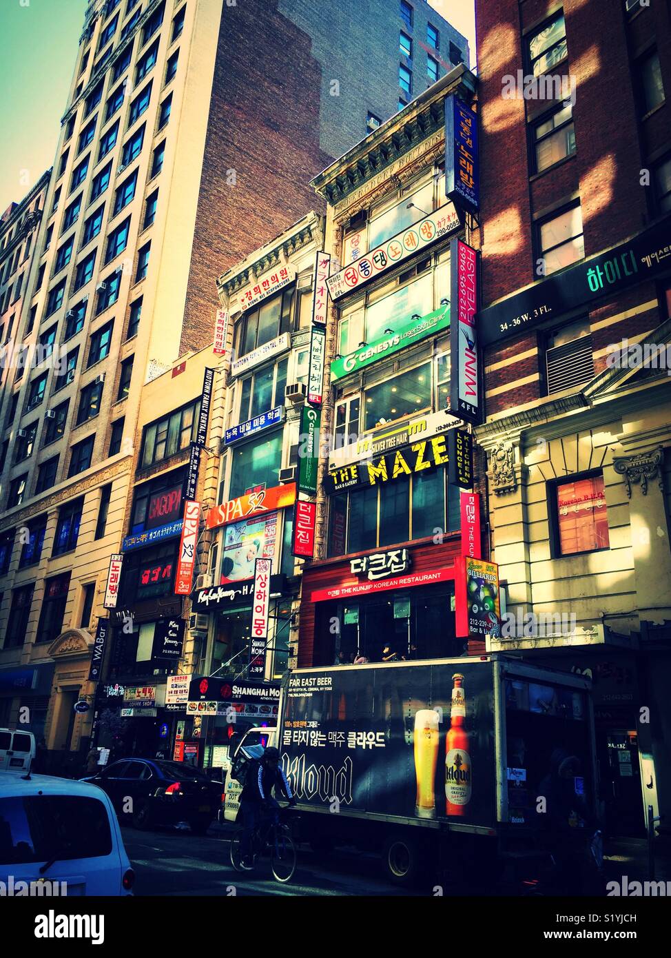 Des vitrines multilingue sur 32nd Street W., Koreatown, New York City, USA - Image de stock capturée avec un smartphone