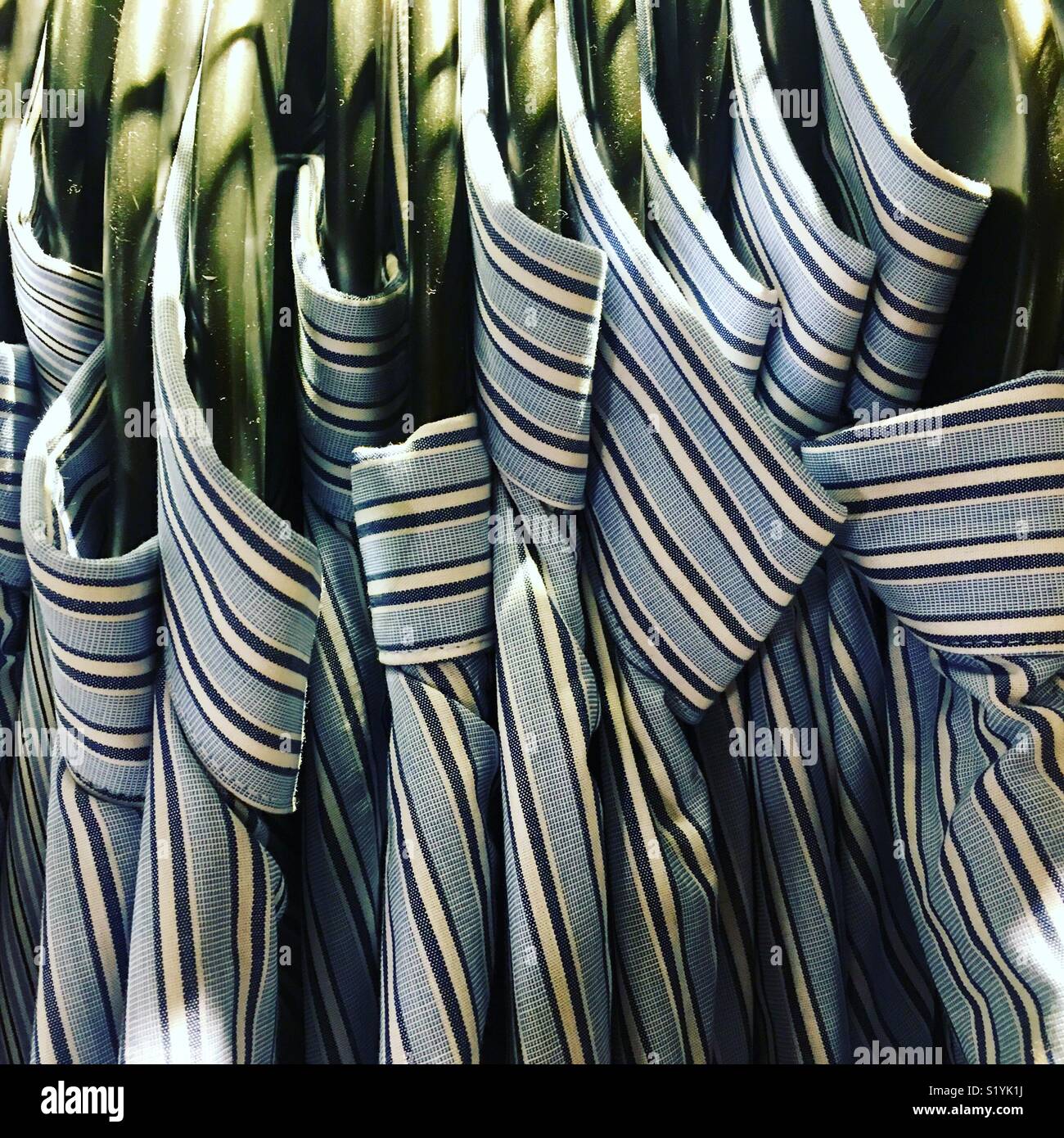 Rack de chemises sur des cintres. Banque D'Images
