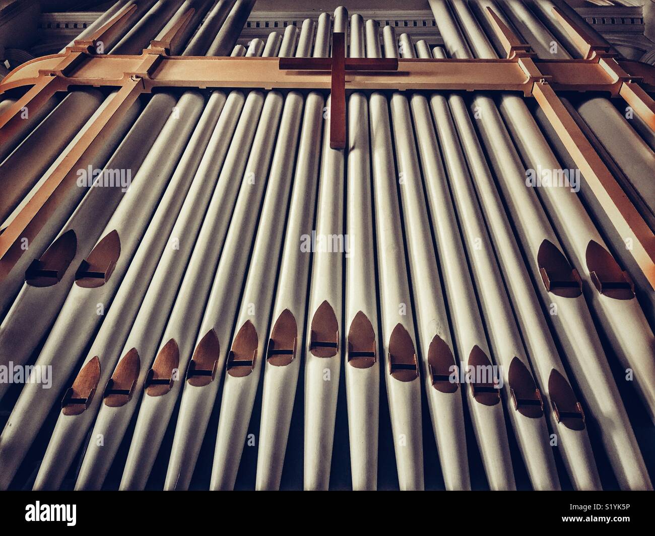 Orgue de l'église, low angle view - Image de stock capturée avec un smartphone
