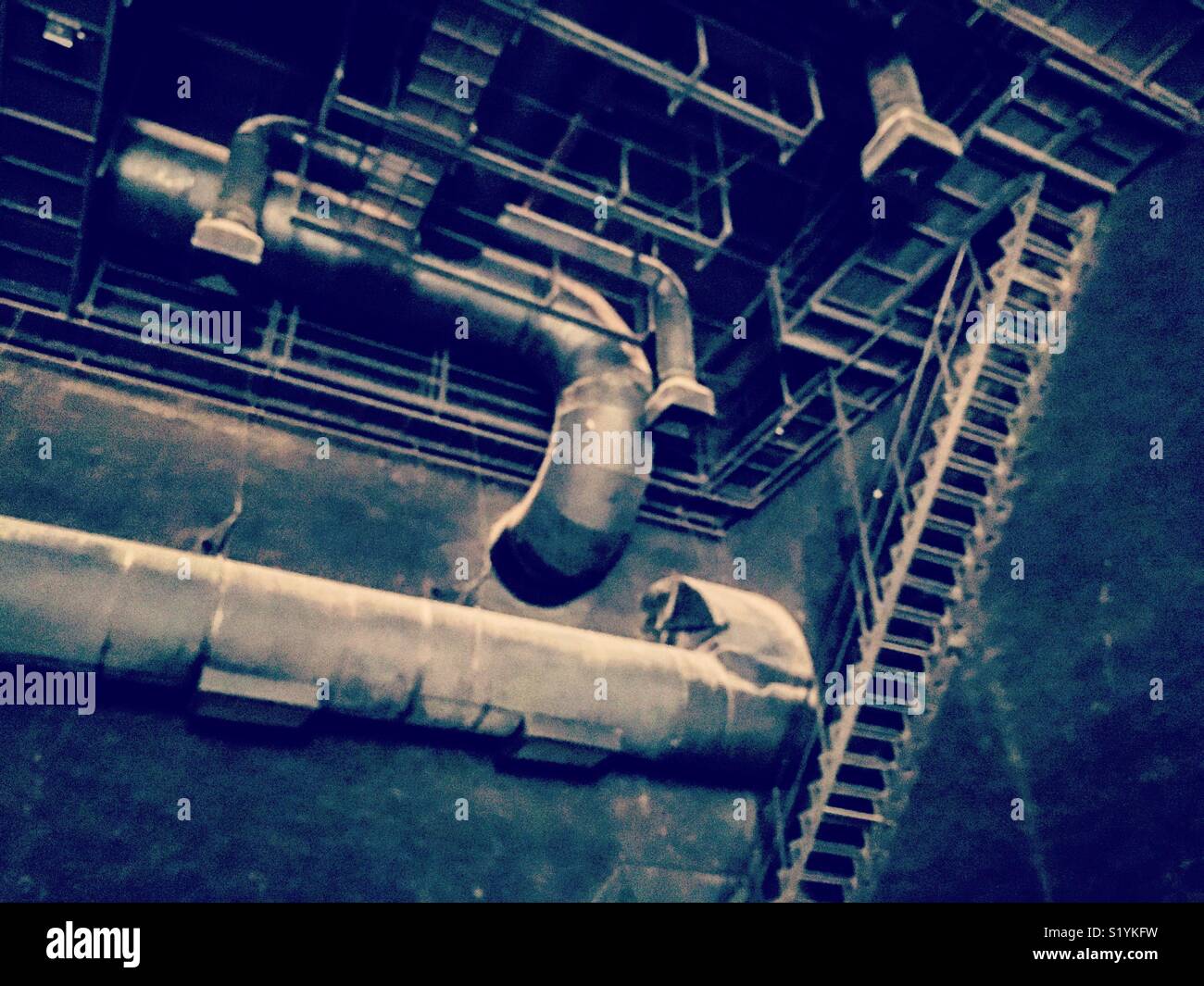 Système d'air climatisé eith pipes dans un studio de cinéma - Image de stock capturée avec un smartphone