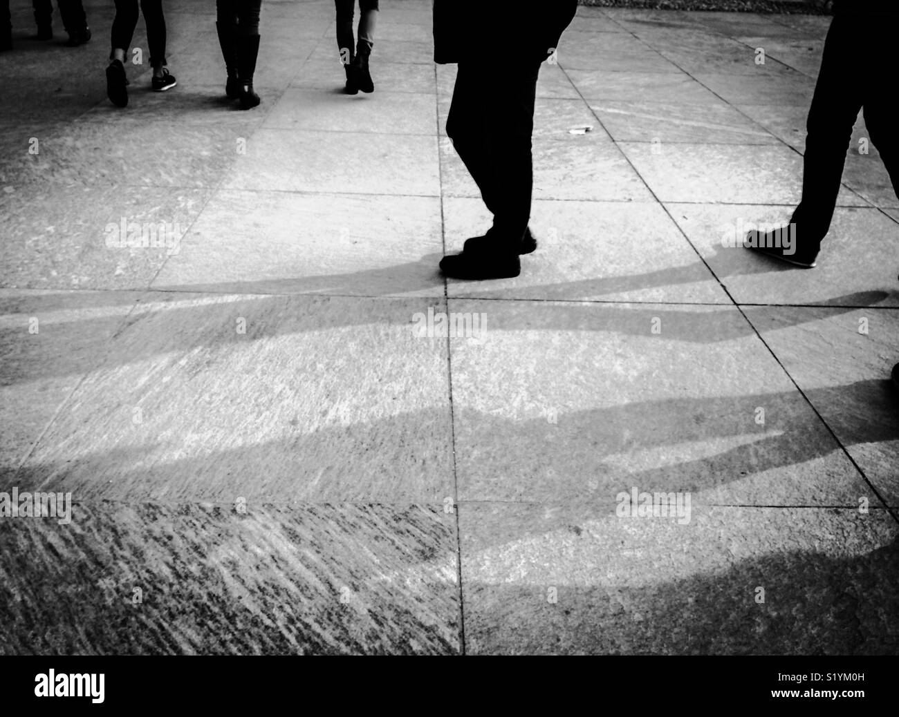 Street photo, pieds et jambes à pied, noir et blanc Banque D'Images