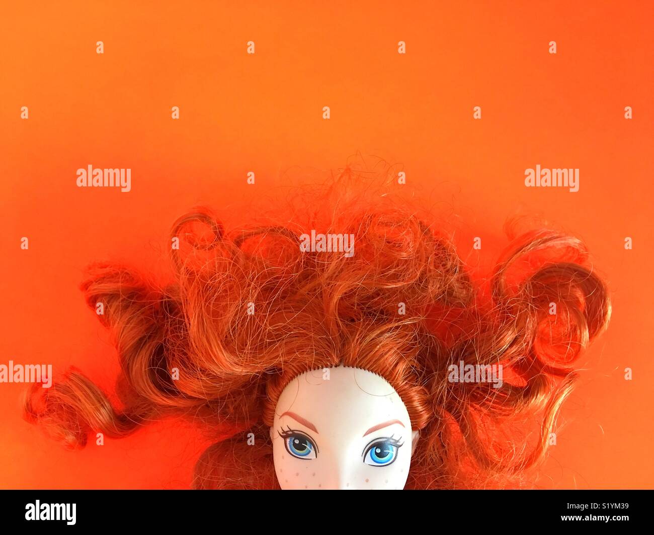 Close up de poupée avec les cheveux rouges. Banque D'Images