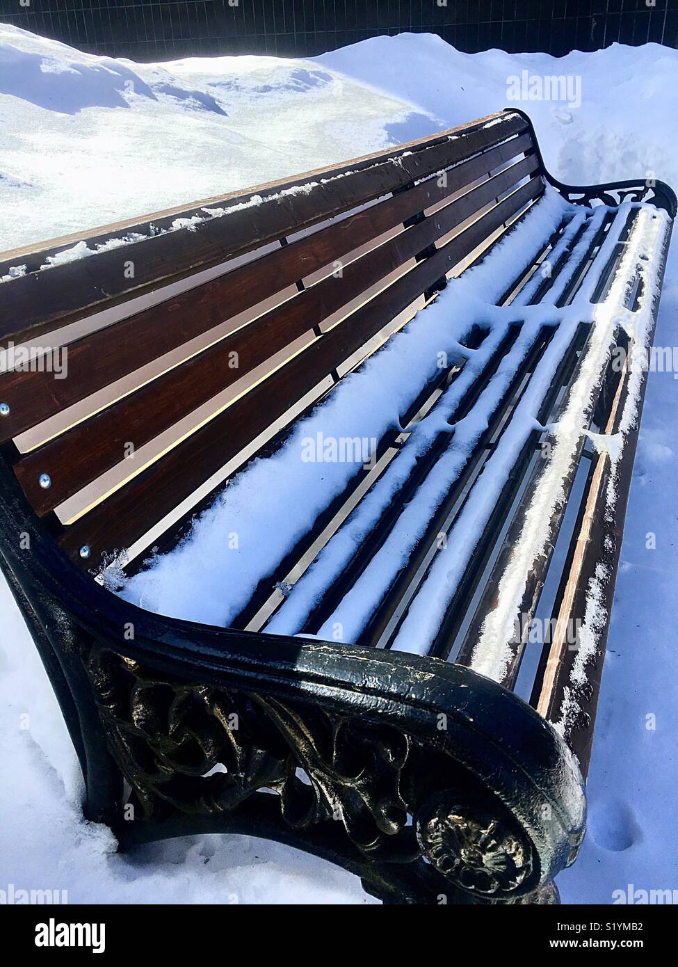 Banc dans la neige - Image de stock capturée avec un smartphone