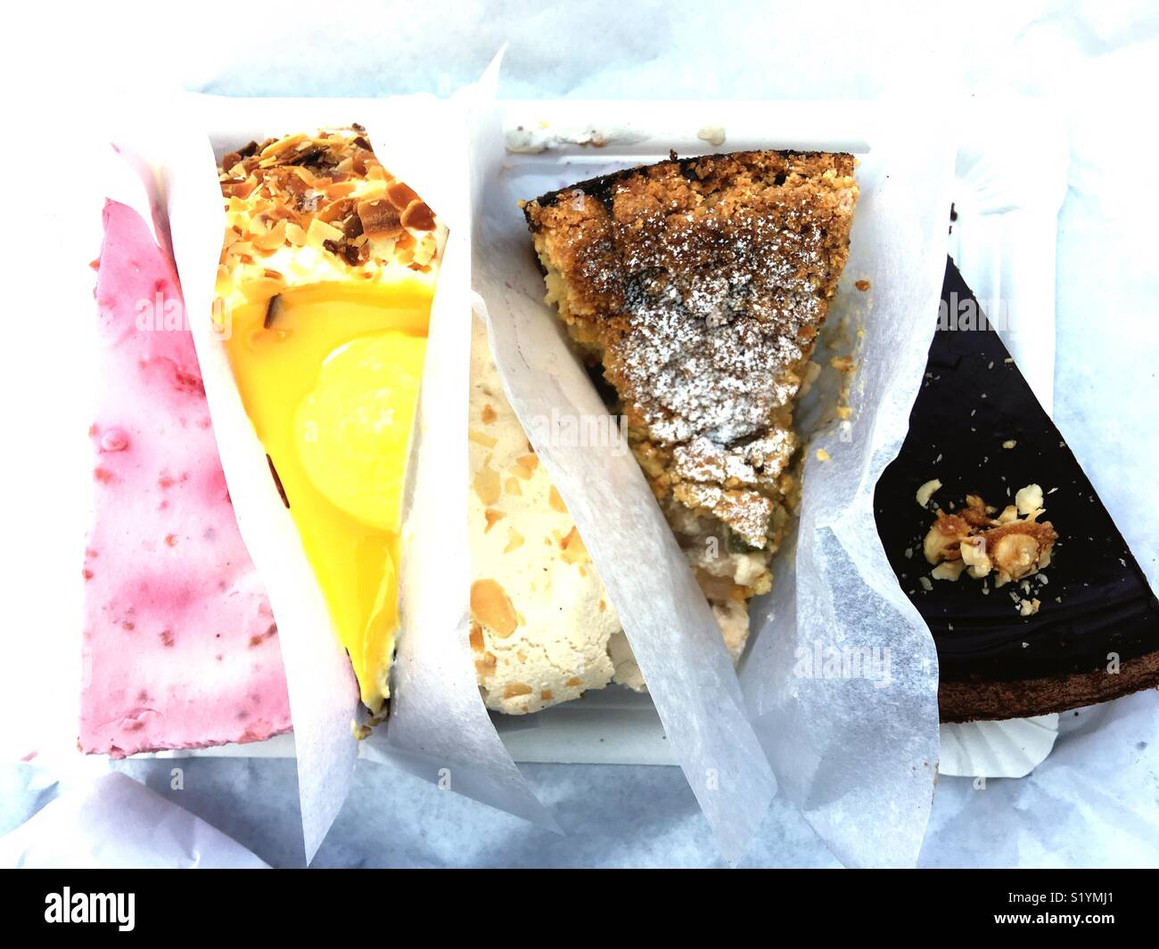 Cinq morceaux de gâteau sur du papier d'emballage Banque D'Images