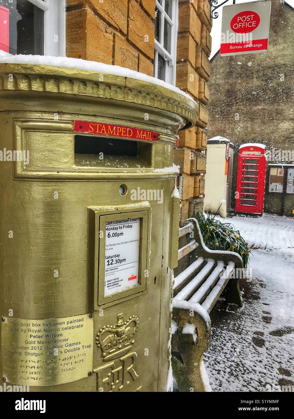 Post Box Gold à l'extérieur du bureau de poste dans la rue bon marché, avec de la neige pendant un blizzard, bête de l'Est, Sherborne, Dorset, Angleterre, Mars 2018 - Image de stock capturée avec un smartphone