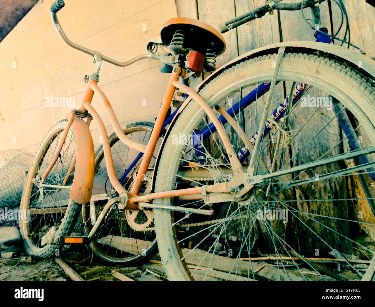Deux vieilles bicyclettes s'appuyant sur la paroi de l'habitacle - Image de stock capturée avec un smartphone