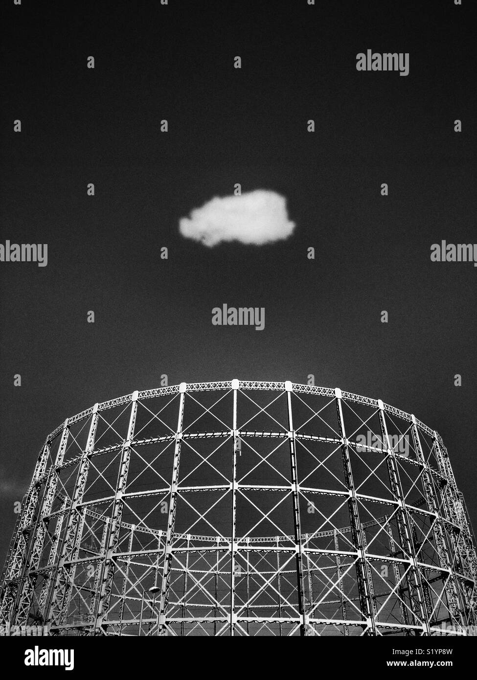 Gazomètre et nuage blanc solitaire - Image de stock capturée avec un smartphone