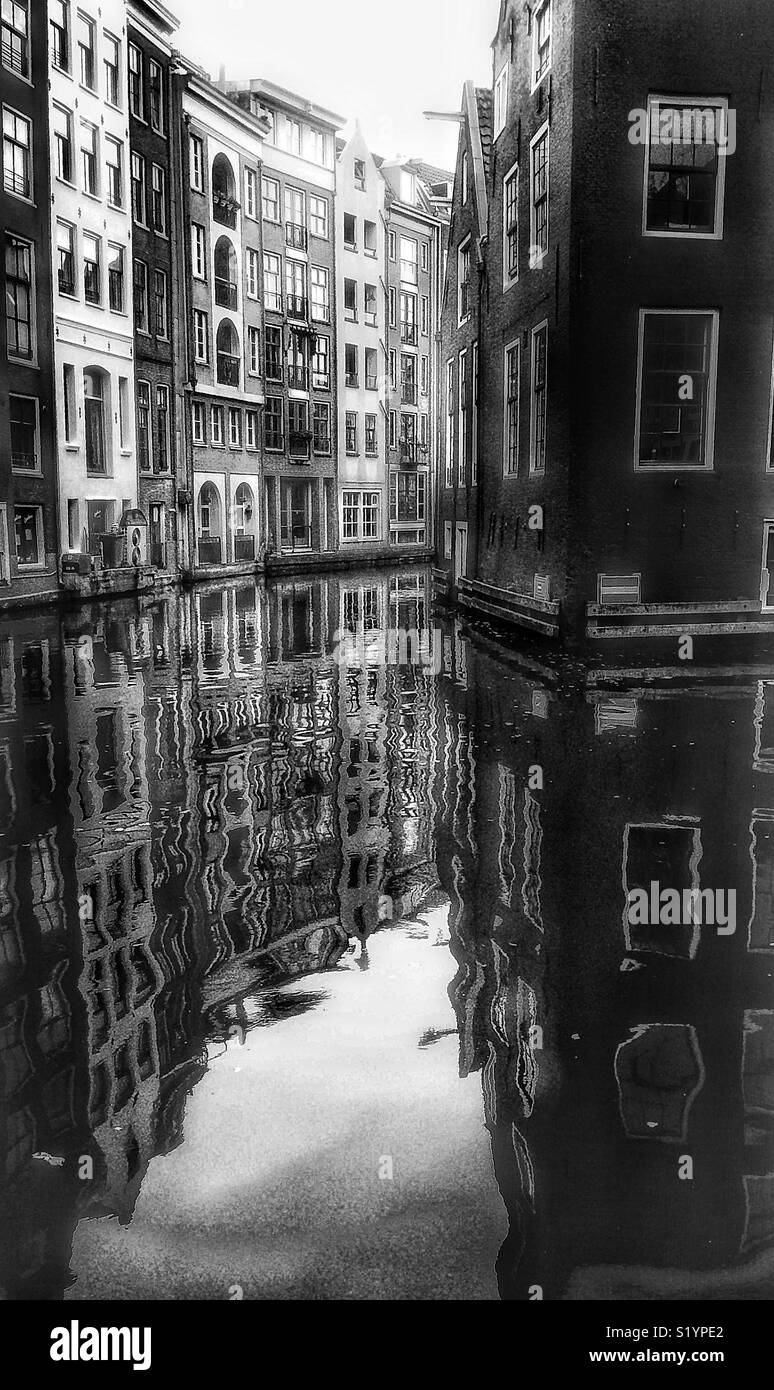 Image en noir et blanc de maisons traditionnelles reflètent dans canal, Amsterdam, Holland - Image de stock capturée avec un smartphone
