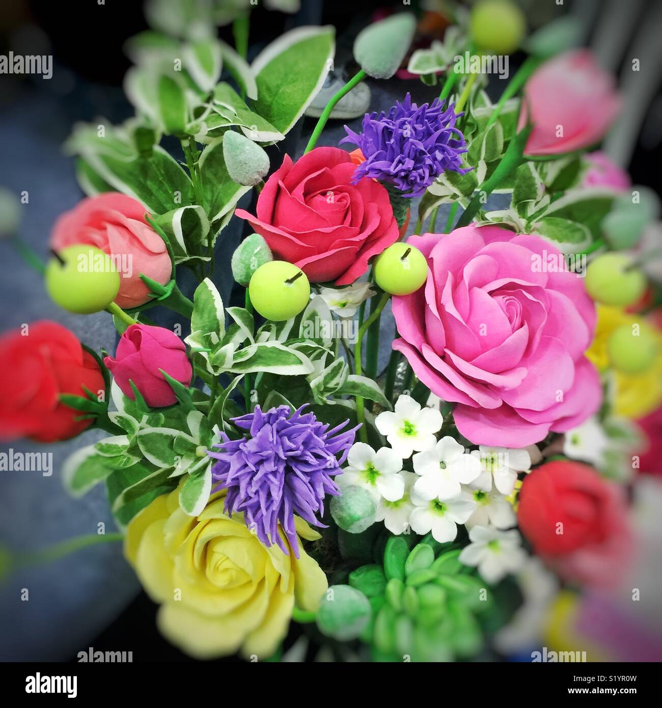 Fleurs fait main faux faits de plastique argile dans bouquet Banque D'Images