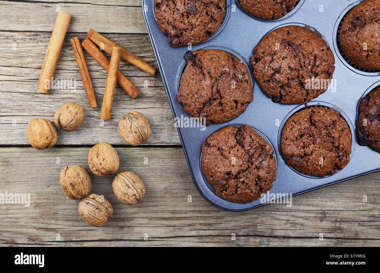Close up of chocolate muffins on a wooden background Banque D'Images