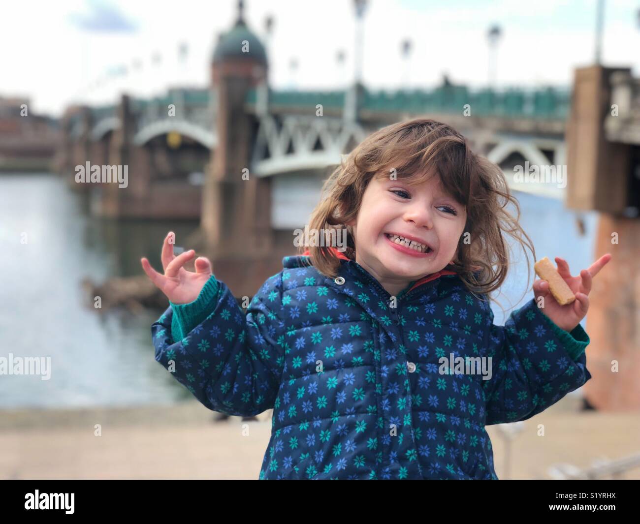 Portrait de beaux enfants Pont Saint Pierre Toulouse France Banque D'Images