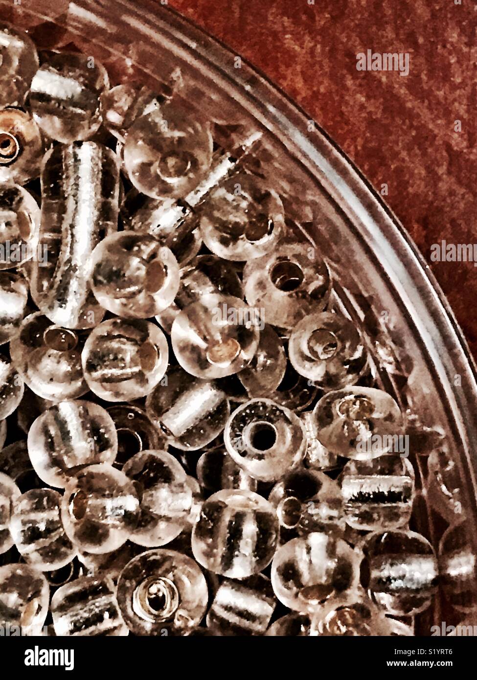 Un paquet de perles reste dans un récipient. - Image de stock capturée avec un smartphone