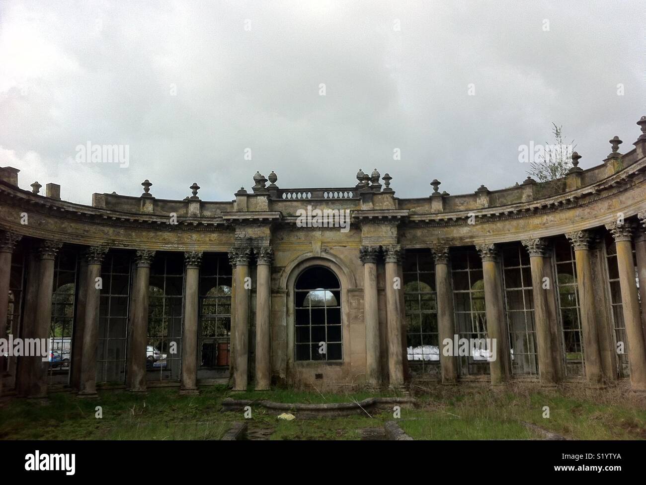 Une ruine romantique, la colonnade classique, Trentham Gardens, Staffordshire. Banque D'Images