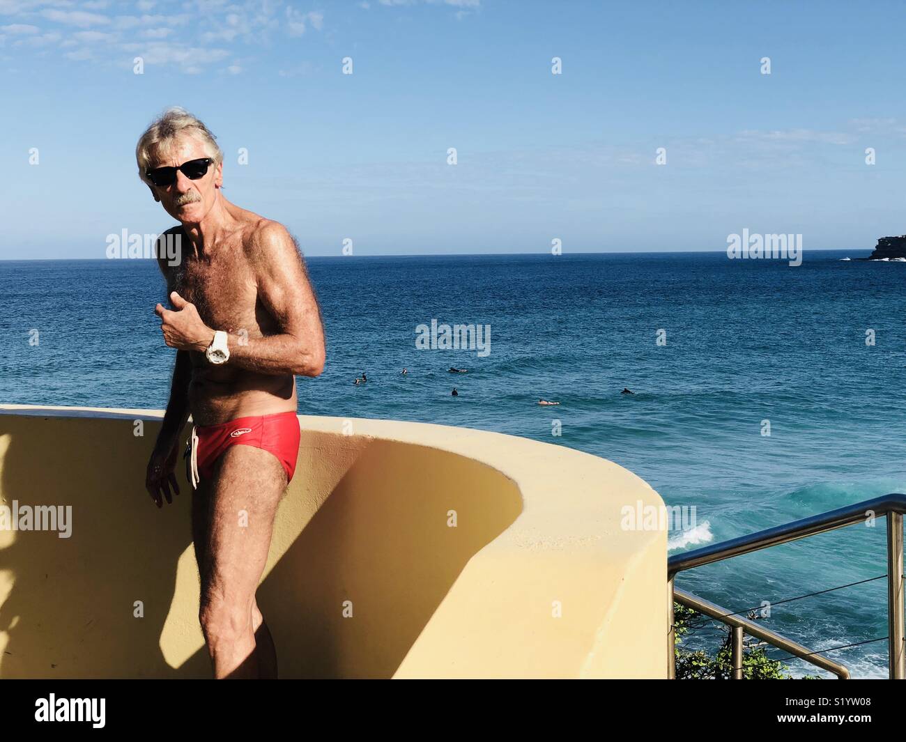 Mec plus âgé en speedos et nuances dans le soleil en Australie Photo Stock  - Alamy