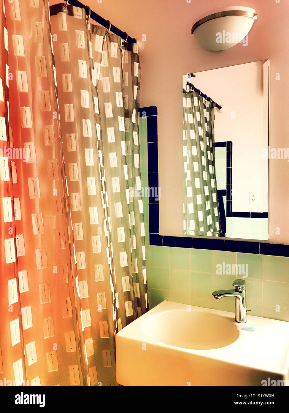 Snug et lumineux appartement New York City New York USA, salle de bains, - Image de stock capturée avec un smartphone