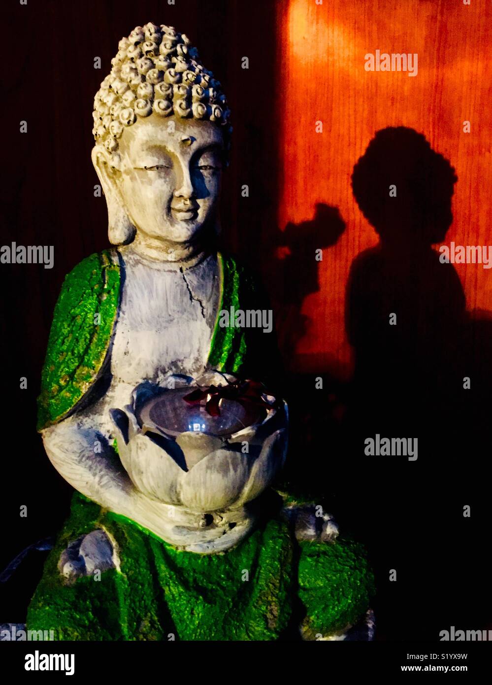 Seigneur Bouddha et son ombre dans le soleil du soir. Banque D'Images