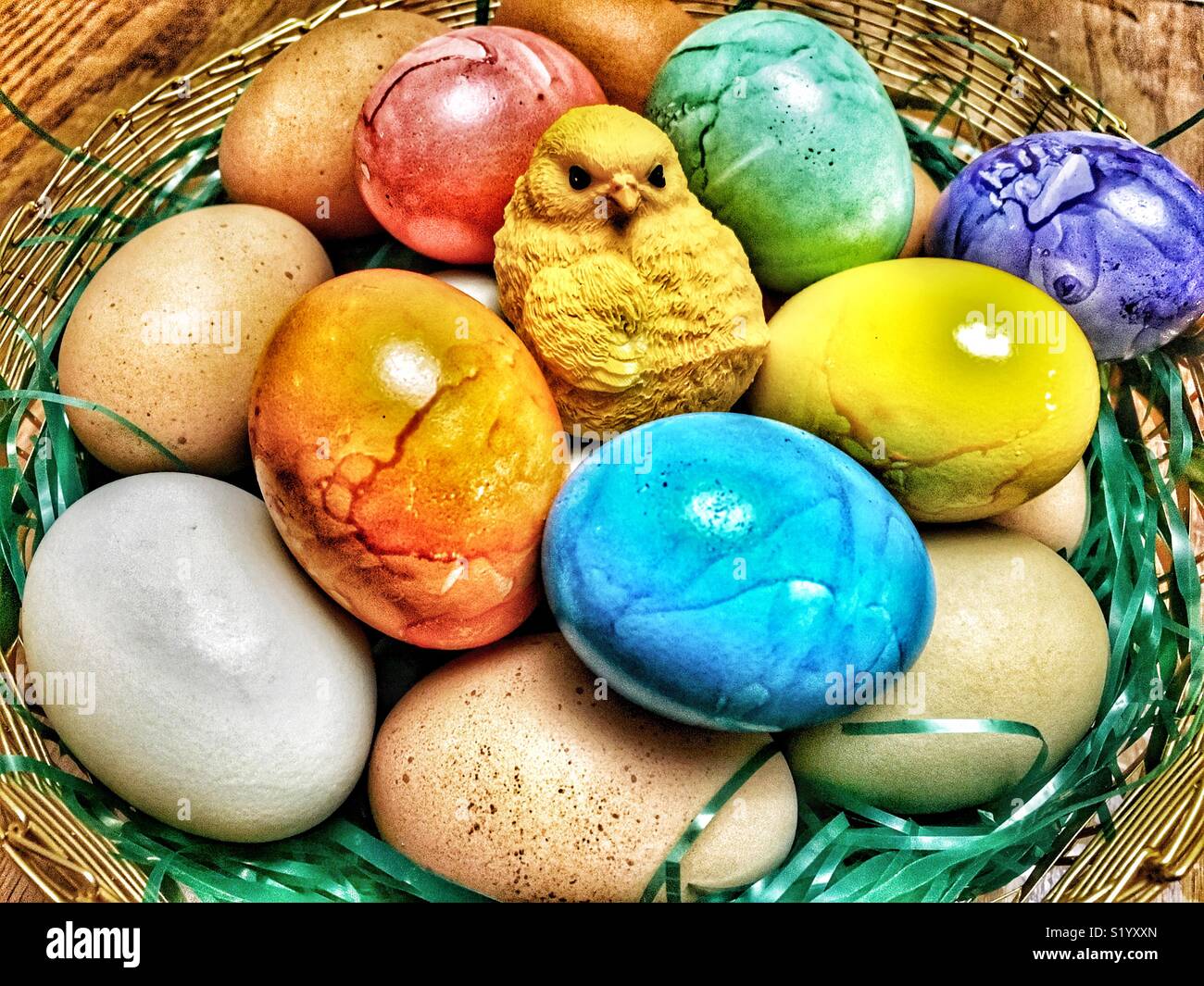 Statue de poussins de Pâques avec des oeufs multicolores teints et naturel - Image de stock capturée avec un smartphone