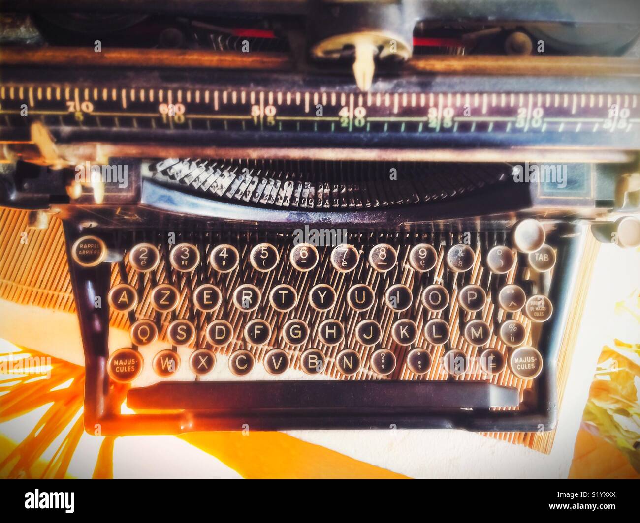 Vue de dessus d'une vieille machine à écrire vintage, télévision lay photo. Banque D'Images