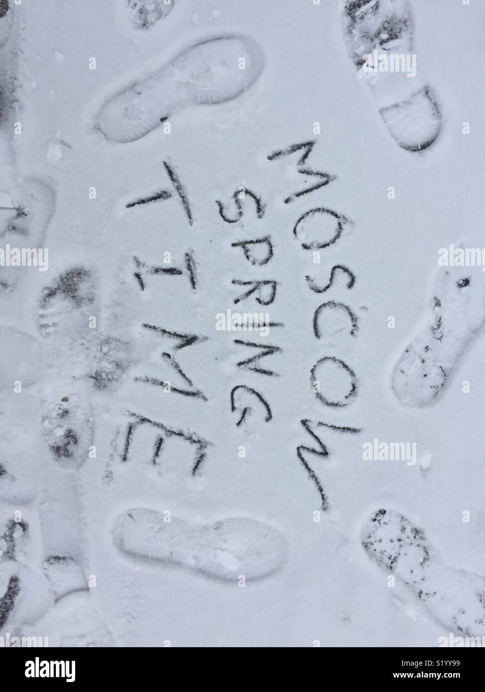 Texte sur la "neige de printemps" de Moscou avec quelques traces de chaussures. - Image de stock capturée avec un smartphone
