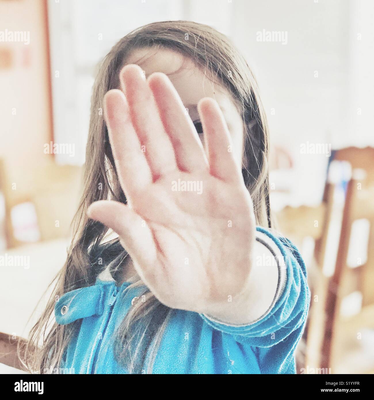 Grenu, aéré photo de jeune fille avec caméra de blocage lors de l'obtention de la main g photo prise Banque D'Images