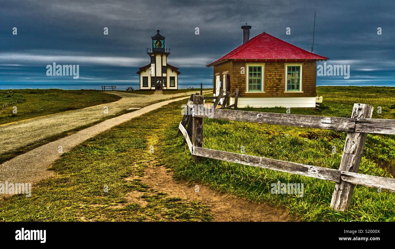 Le phare de Point Cabrillo à Fort Bragg, en Californie avec clôture en bois et bâtiment adjacent sur une journée typique couvert. - Image de stock capturée avec un smartphone