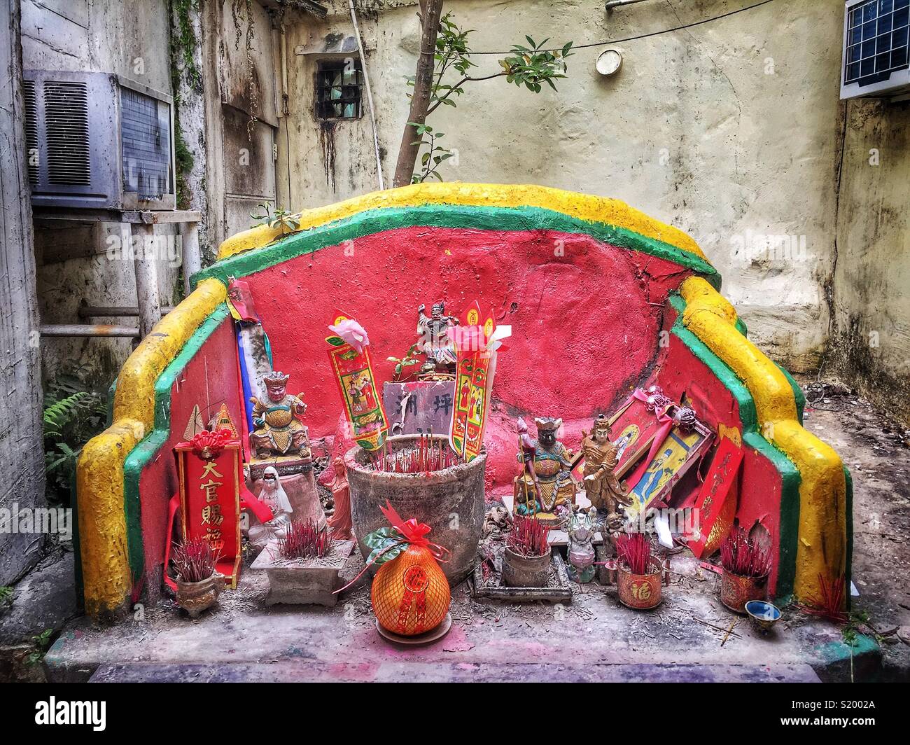 Un lieu de culte en l'honneur des dieux des ménages chinois dans une rue à Peng Chau, une île de Hong Kong Banque D'Images