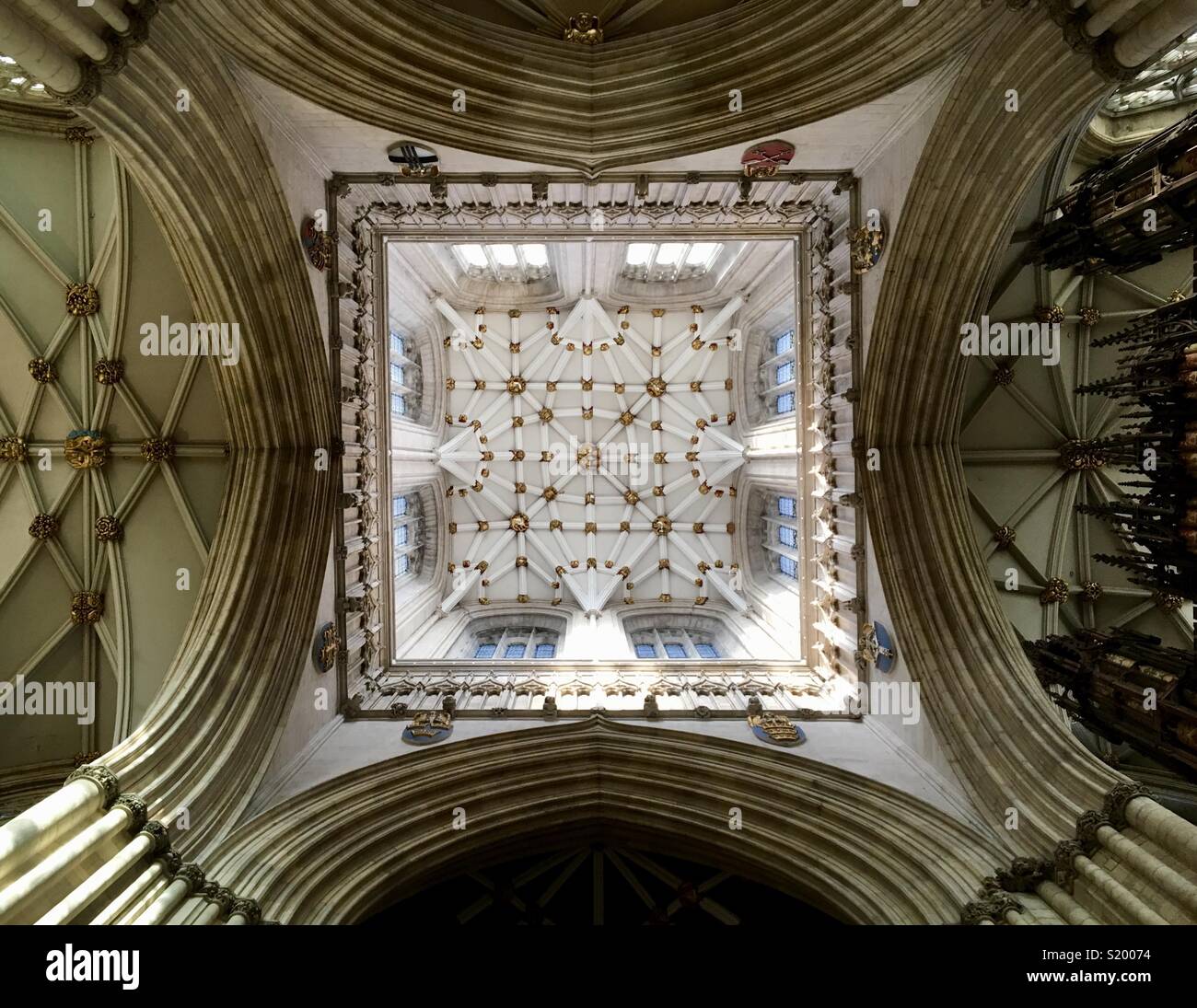 Vue grand angle du toit et du plafond de la cathédrale York Minster - Image de stock capturée avec un smartphone